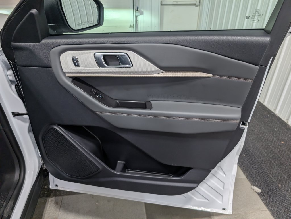 Used 2025 Ford Explorer Active AWD/4WD image 27
