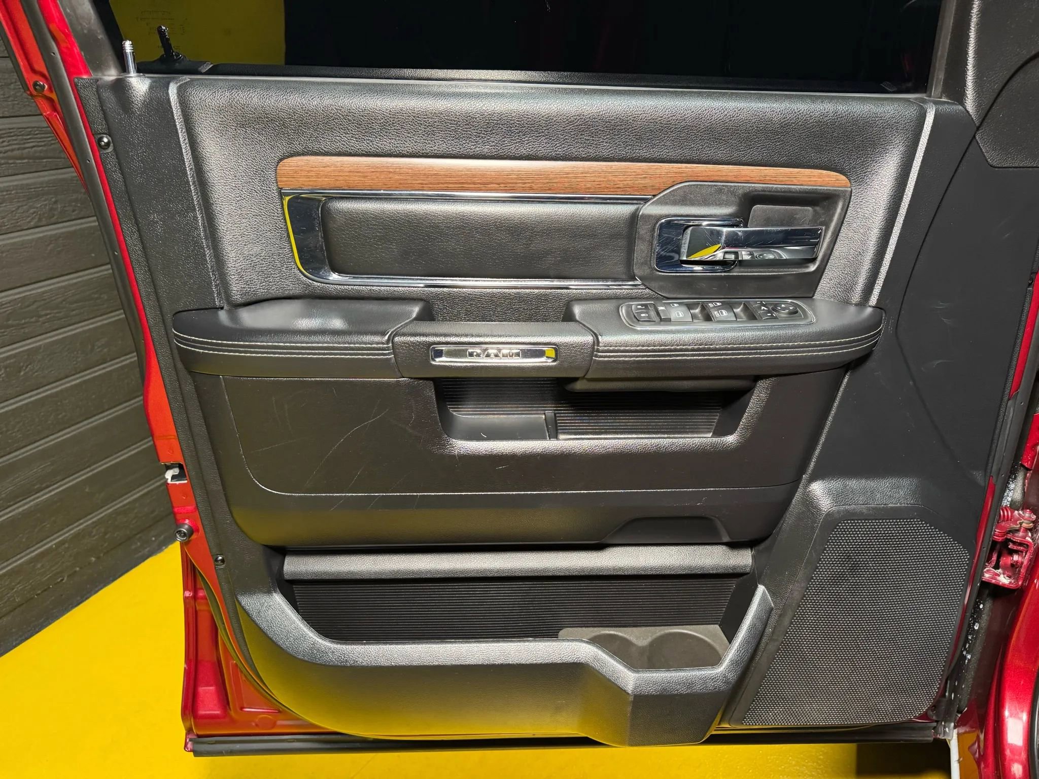 Used 2014 RAM 1500 Laramie image 31