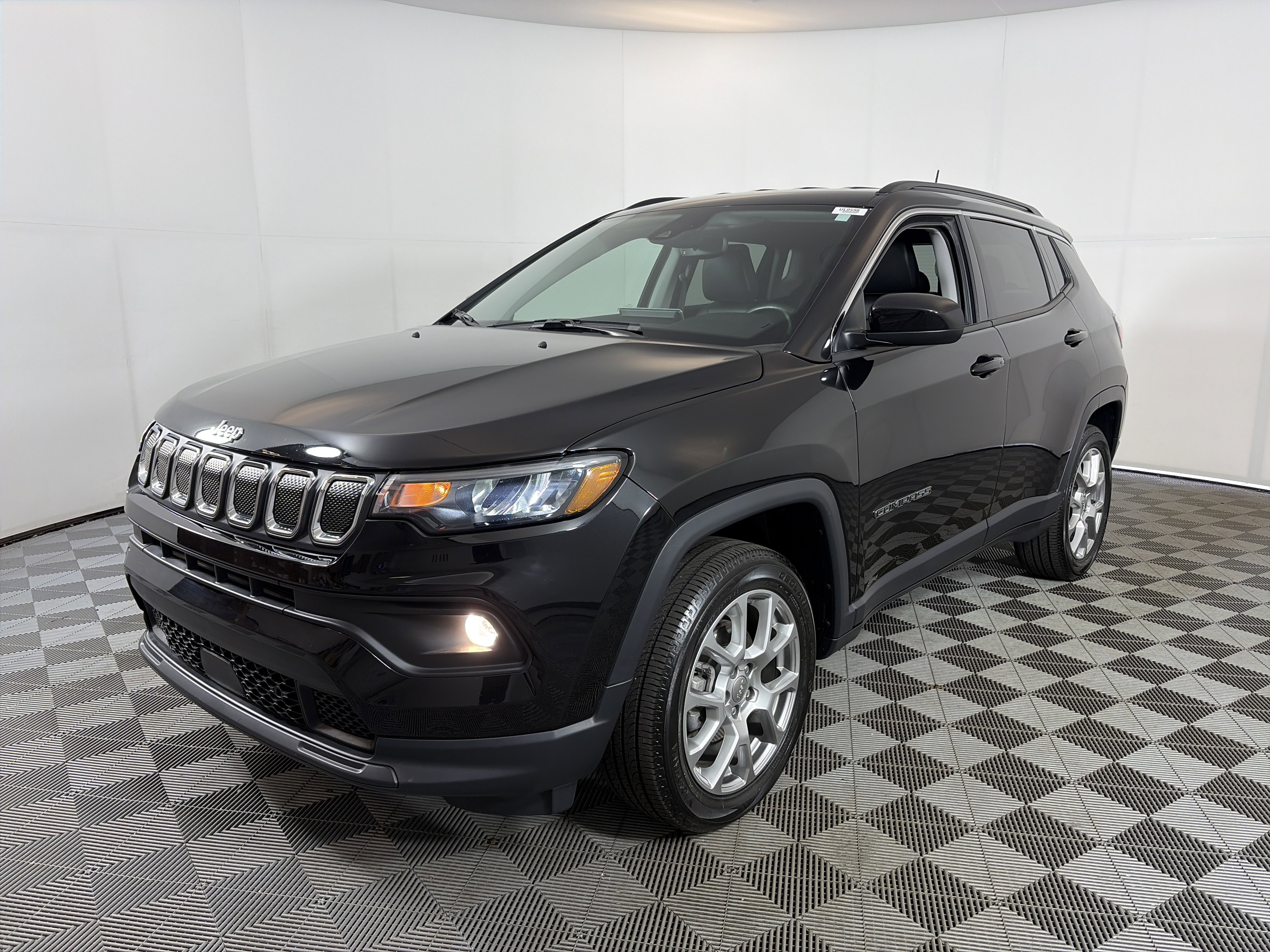 Used 2022 Jeep Compass Latitude AWD/4WD image 2