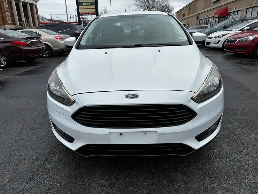 Used 2018 Ford Focus SE w/ SE Appearance Package image 2