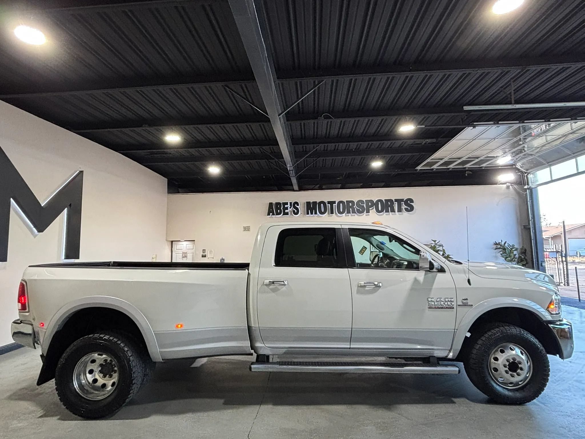 Used 2016 RAM 3500 Laramie w/ Convenience Group AWD/4WD image 4