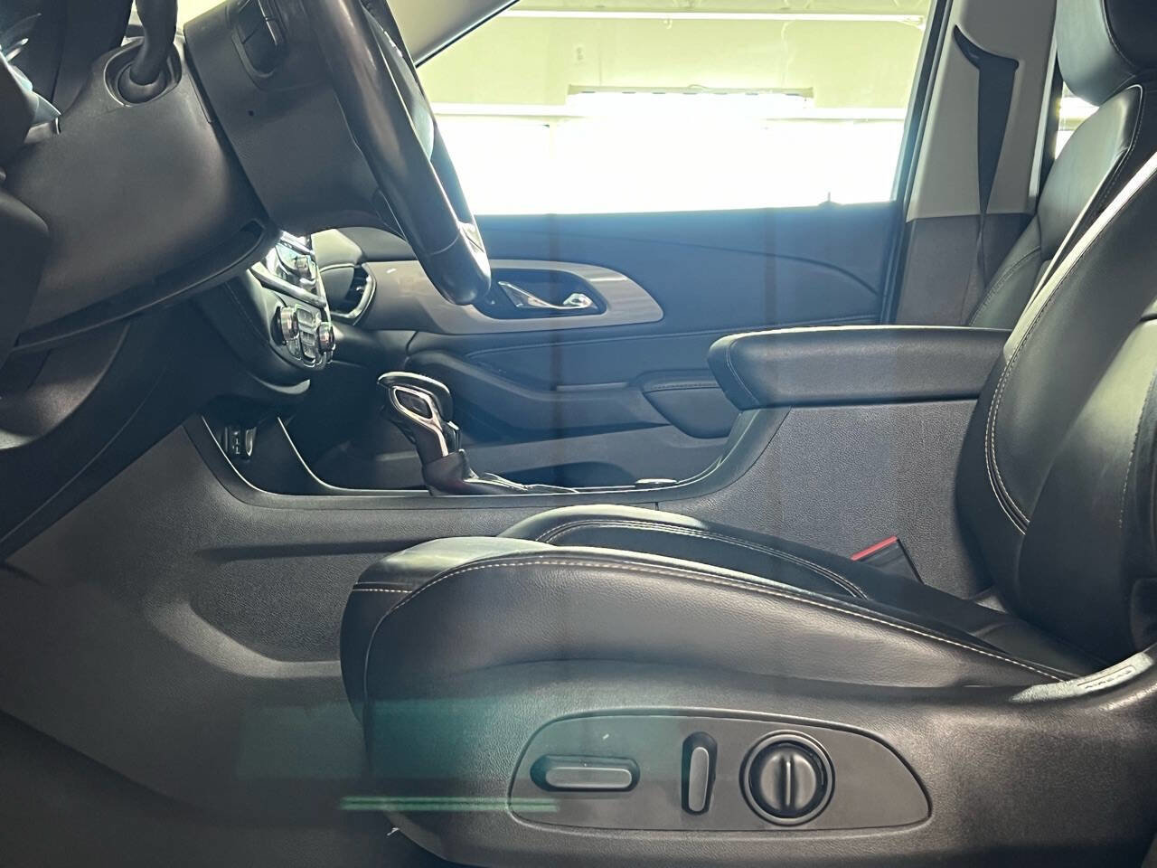 Used 2021 Chevrolet Traverse LT w/ LT Premium Package image 7