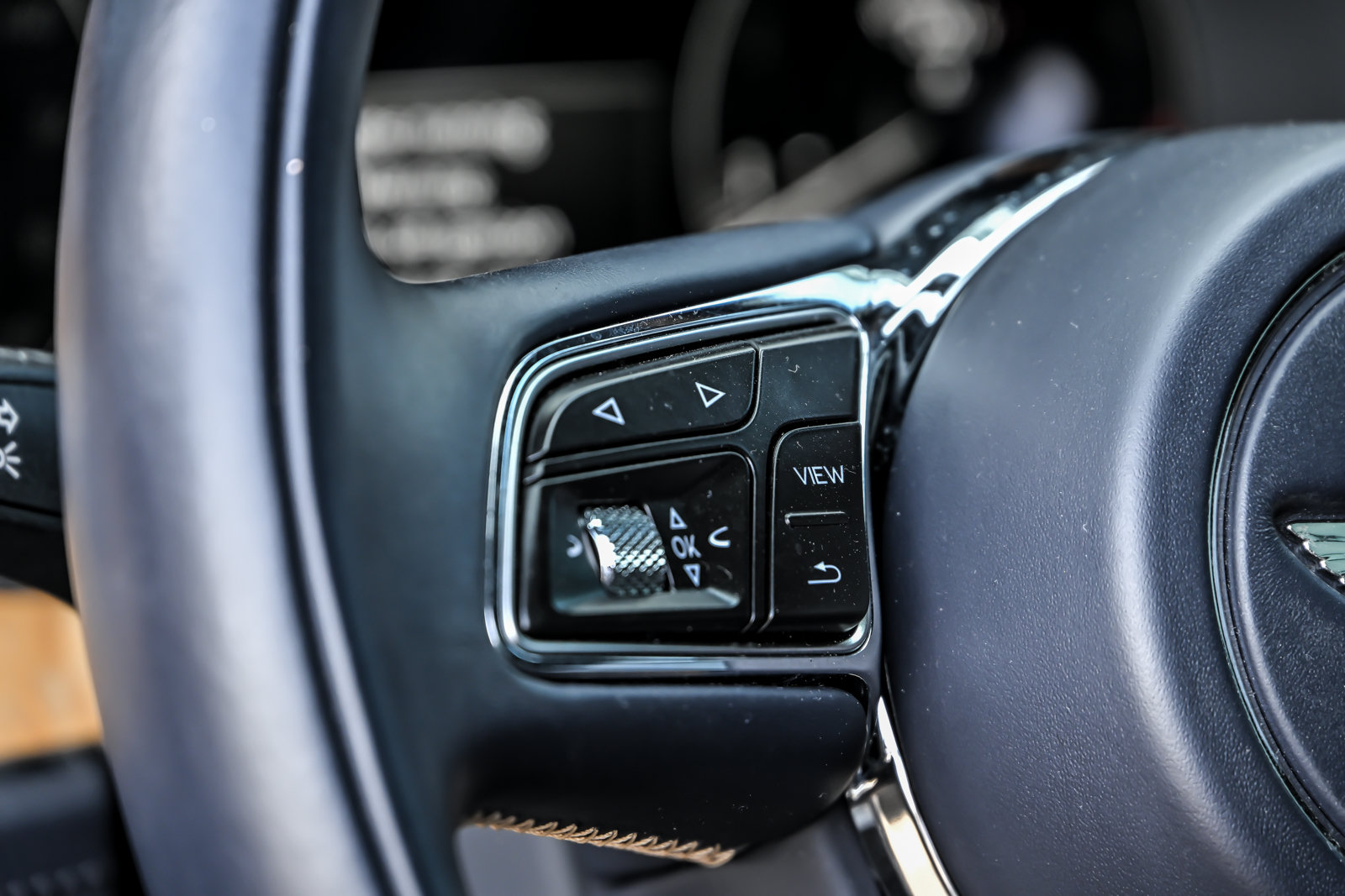 Certified 2023 Bentley Bentayga Extended Wheelbase AWD/4WD image 26