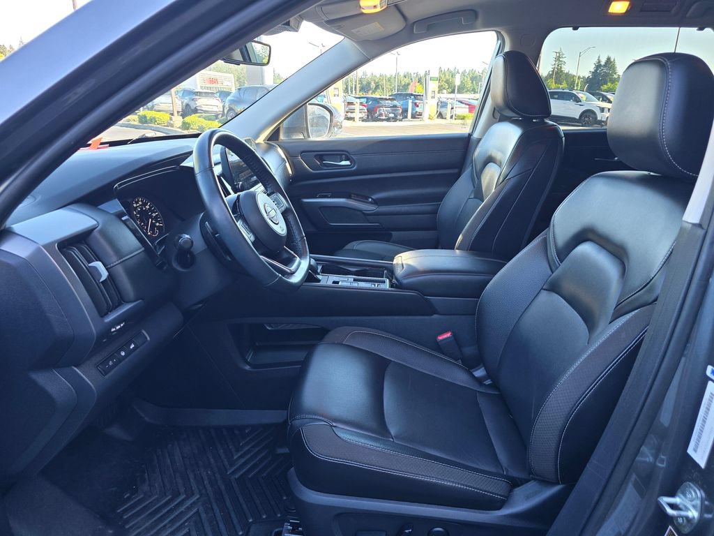 Used 2023 Nissan Pathfinder SL w/ Lighting Package (N92) FWD image 8