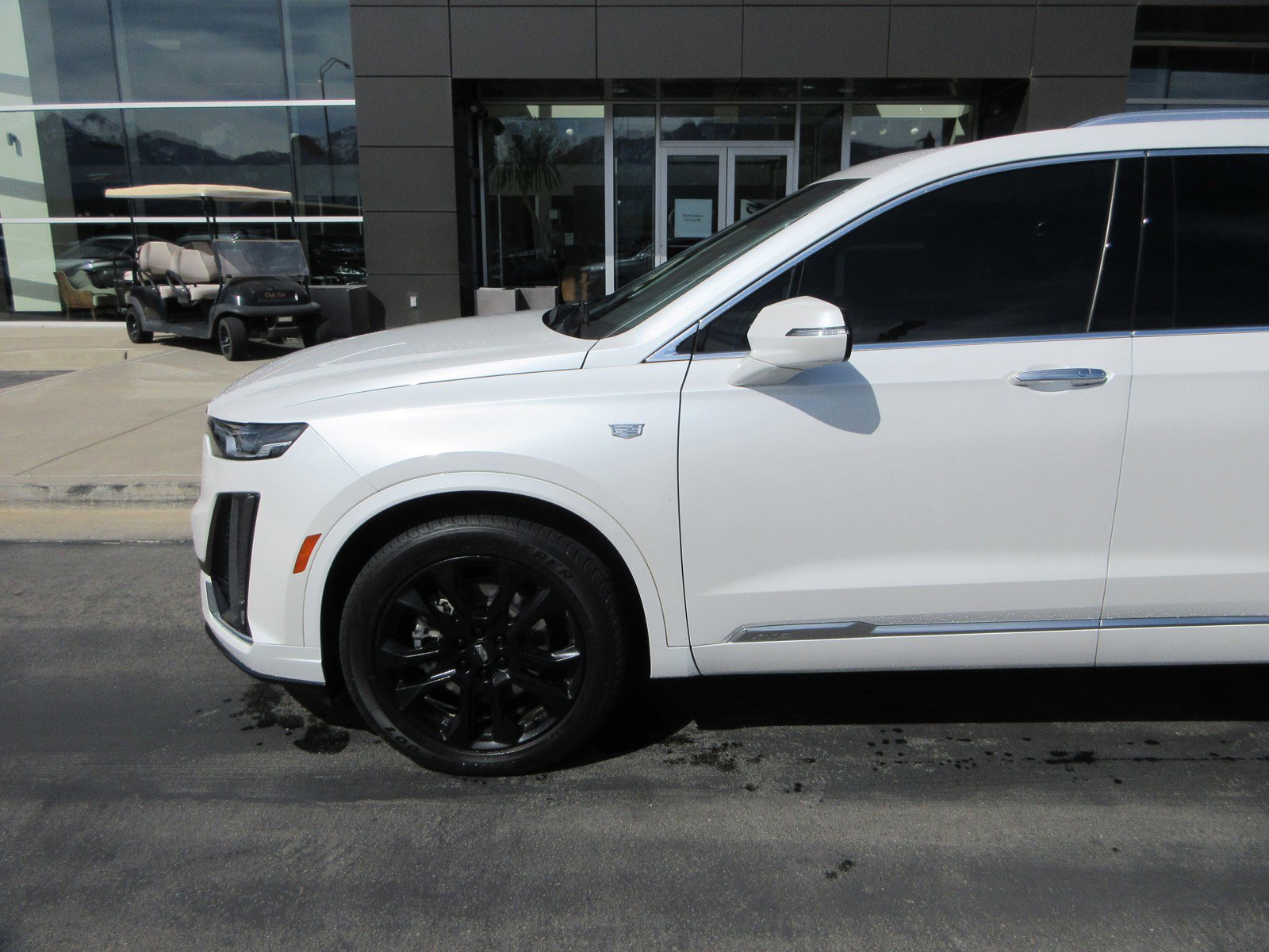 Used 2023 Cadillac XT6 Luxury image 2