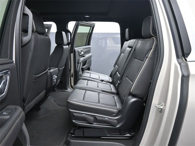 Used 2023 GMC Yukon XL SLT image 13