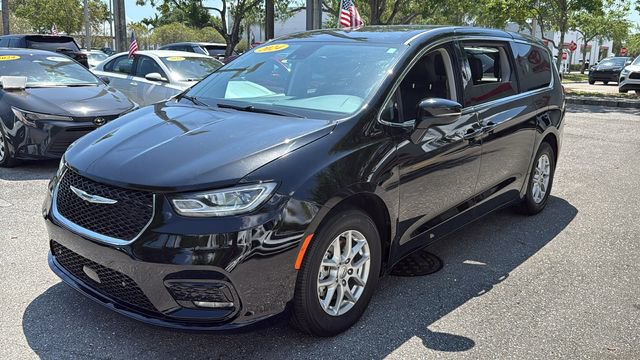 Used 2024 Chrysler Pacifica Touring-L image 3