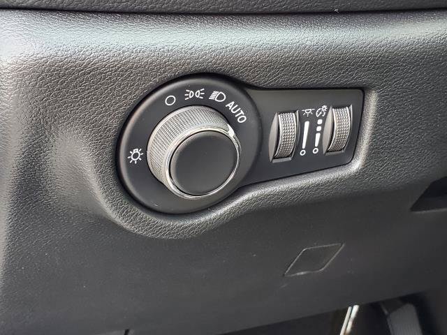 Used 2027 Chrysler Pacifica Select AWD/4WD image 8