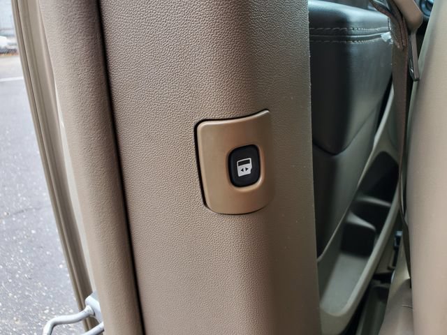 Used 2015 Chrysler Town & Country Limited Platinum FWD image 14