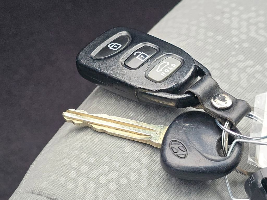 Used 2010 Hyundai Elantra GLS image 32