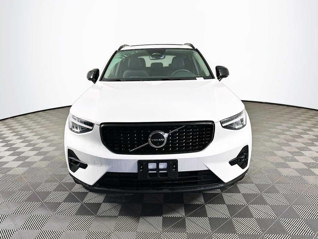 Used 2023 Volvo XC40 B5 Plus w/ Driver Assist Package image 3