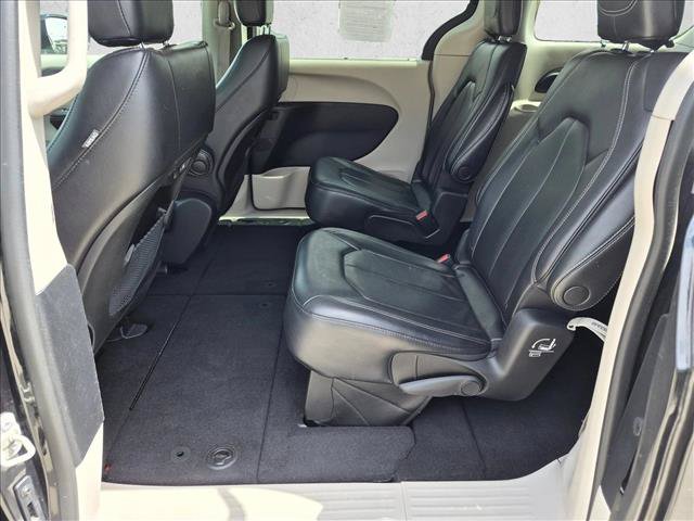 Used 2022 Chrysler Pacifica Touring-L FWD image 17