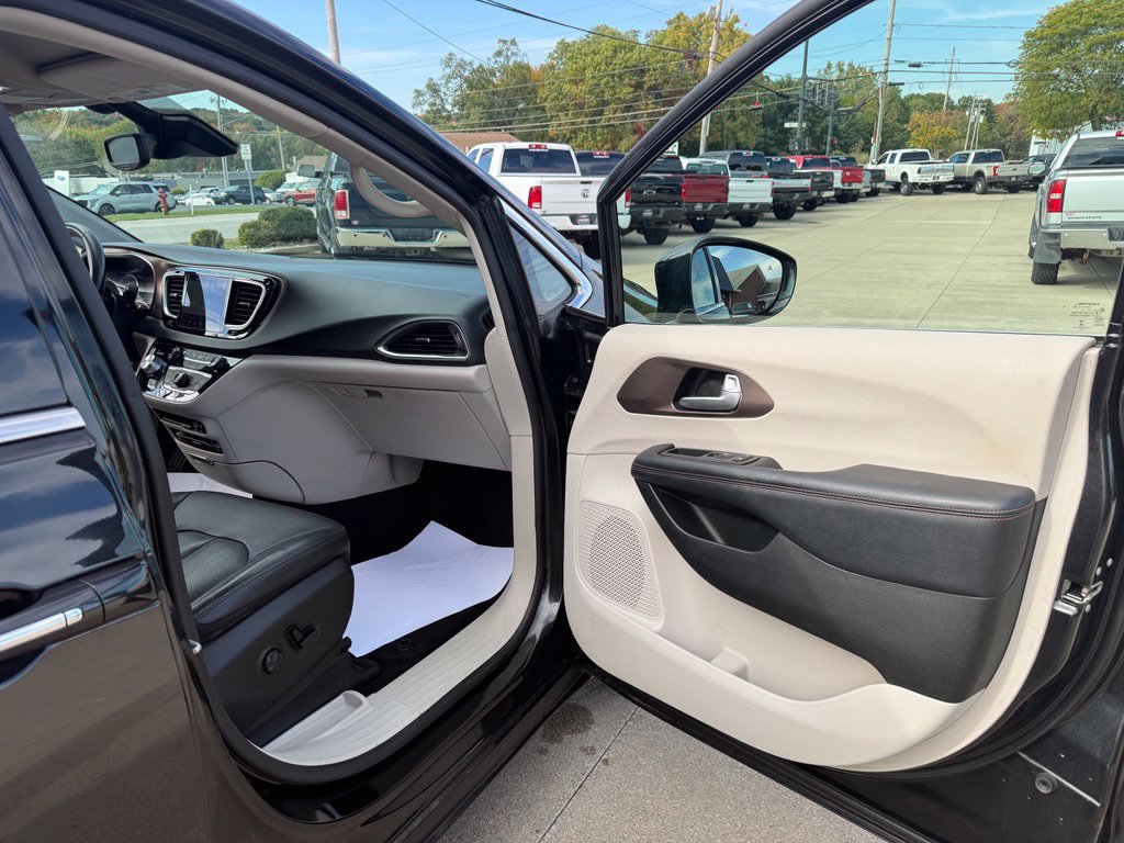 Used 2019 Chrysler Pacifica Touring-L Plus w/ Advanced Safetytec Group FWD image 44