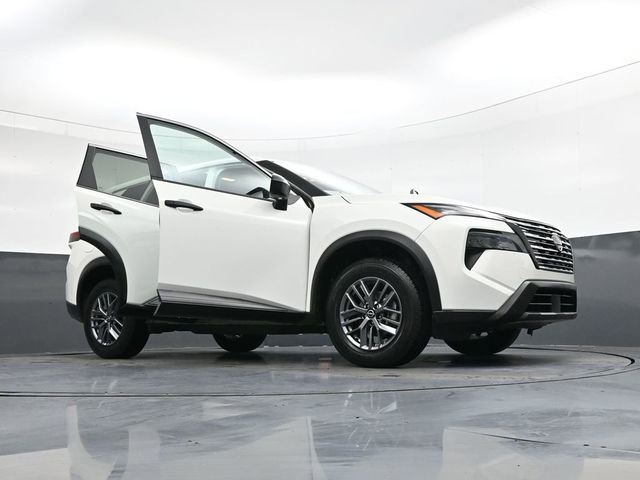 Used 2024 Nissan Rogue S image 39