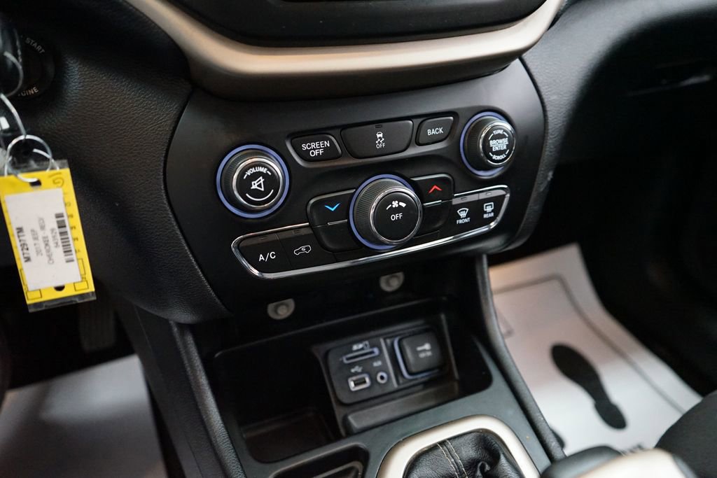 Used 2017 Jeep Cherokee Latitude w/ Cold Weather Group FWD image 35