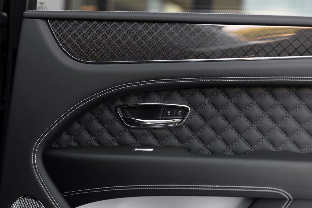 Used 2025 Bentley Bentayga AWD/4WD image 24