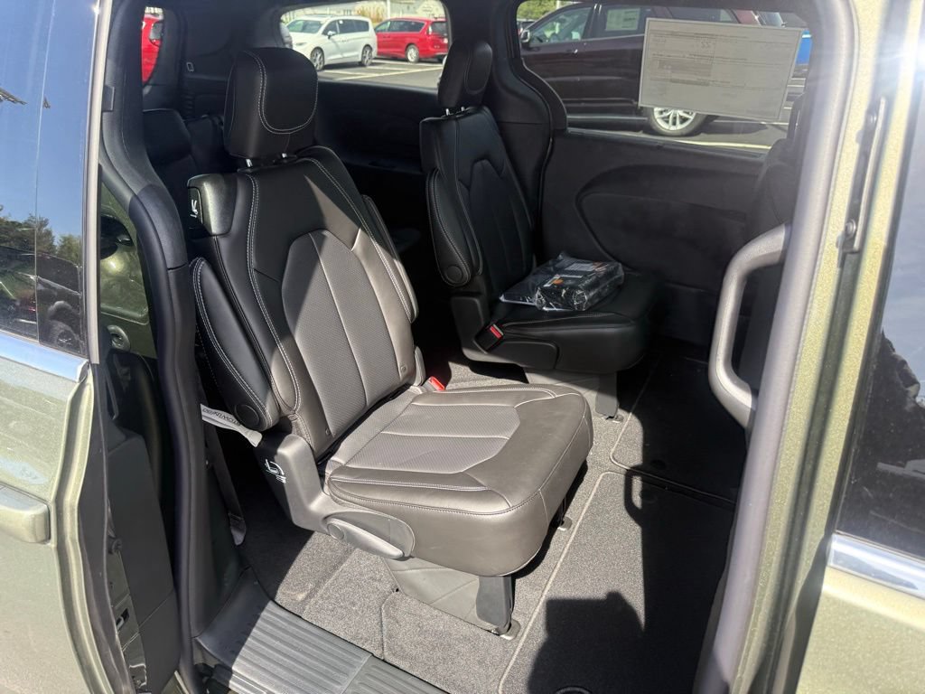 New 2027 Chrysler Pacifica Select FWD image 51