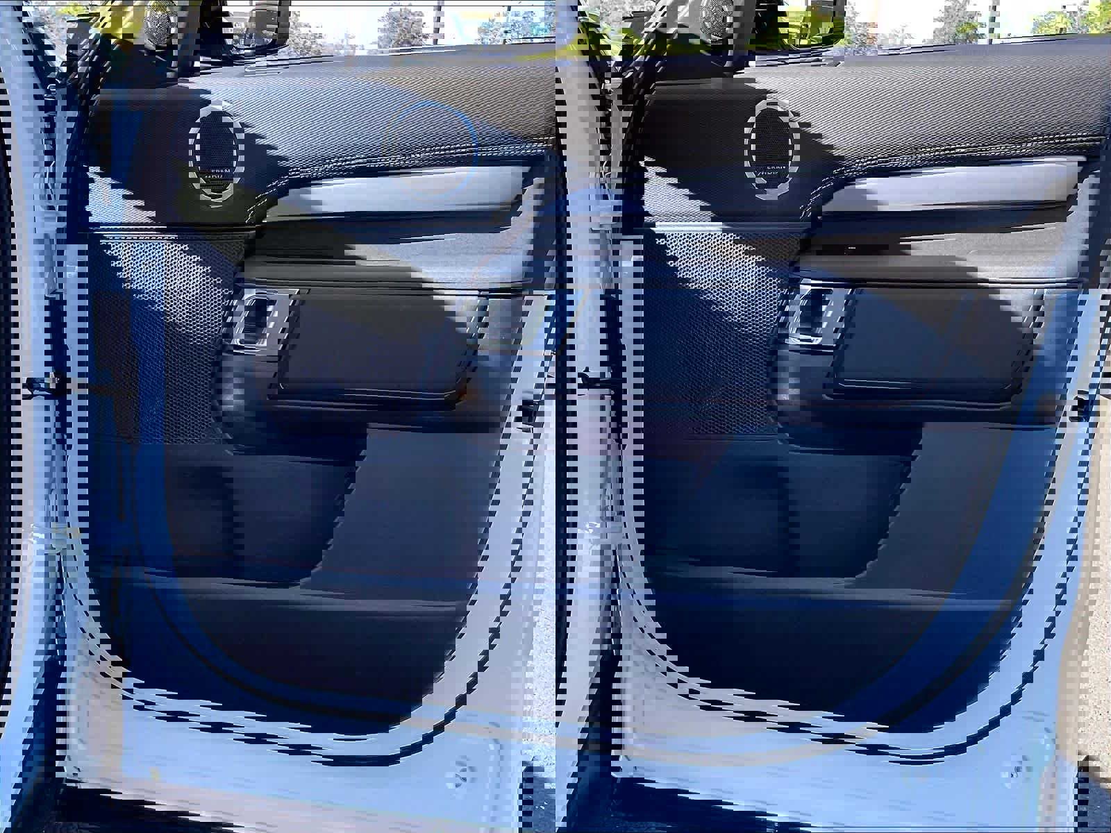 Used 2025 Land Rover Discovery Dynamic SE image 25