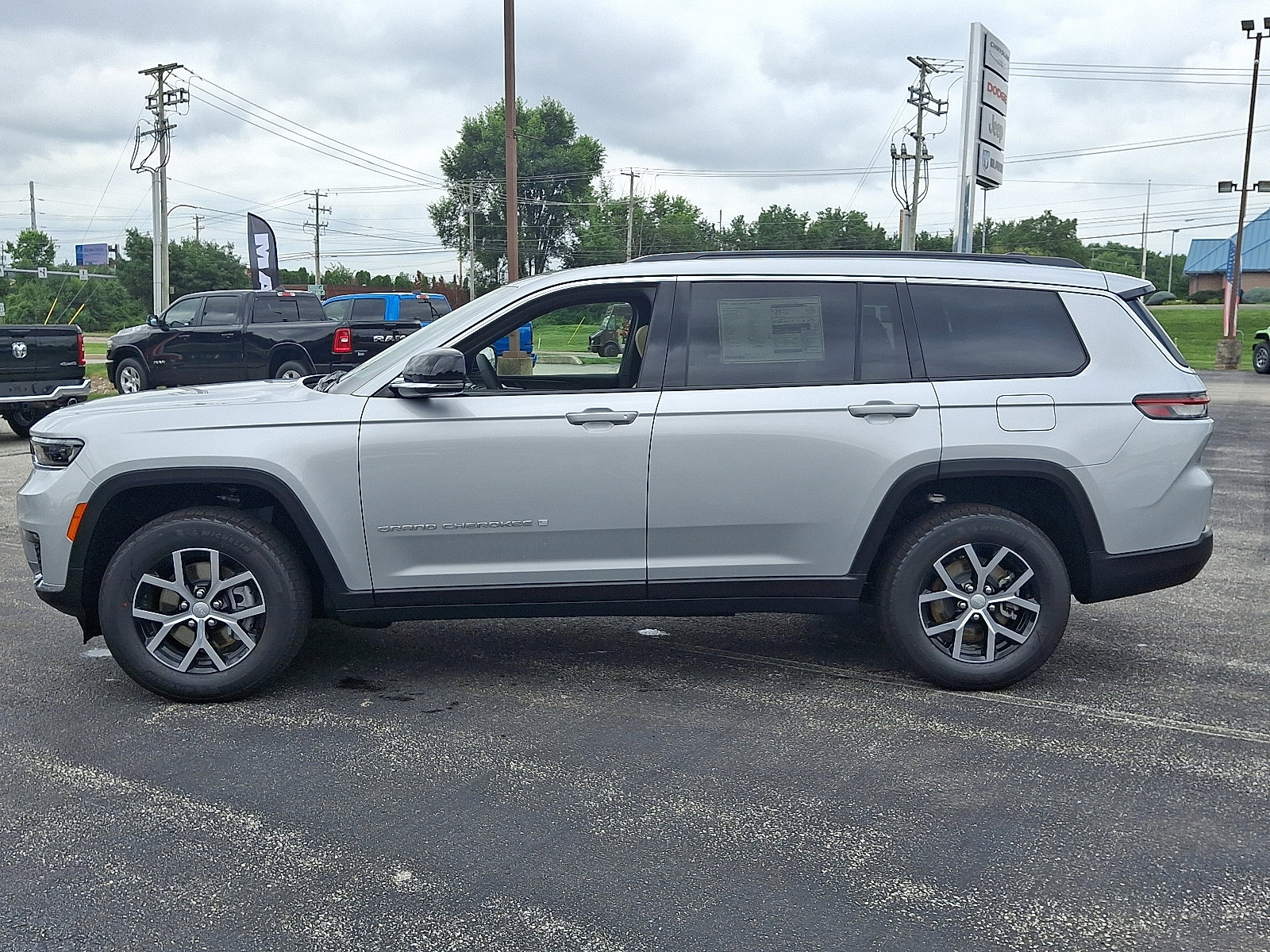 Used 2025 Jeep Grand Cherokee L Limited w/ Trailer Tow Package image 5