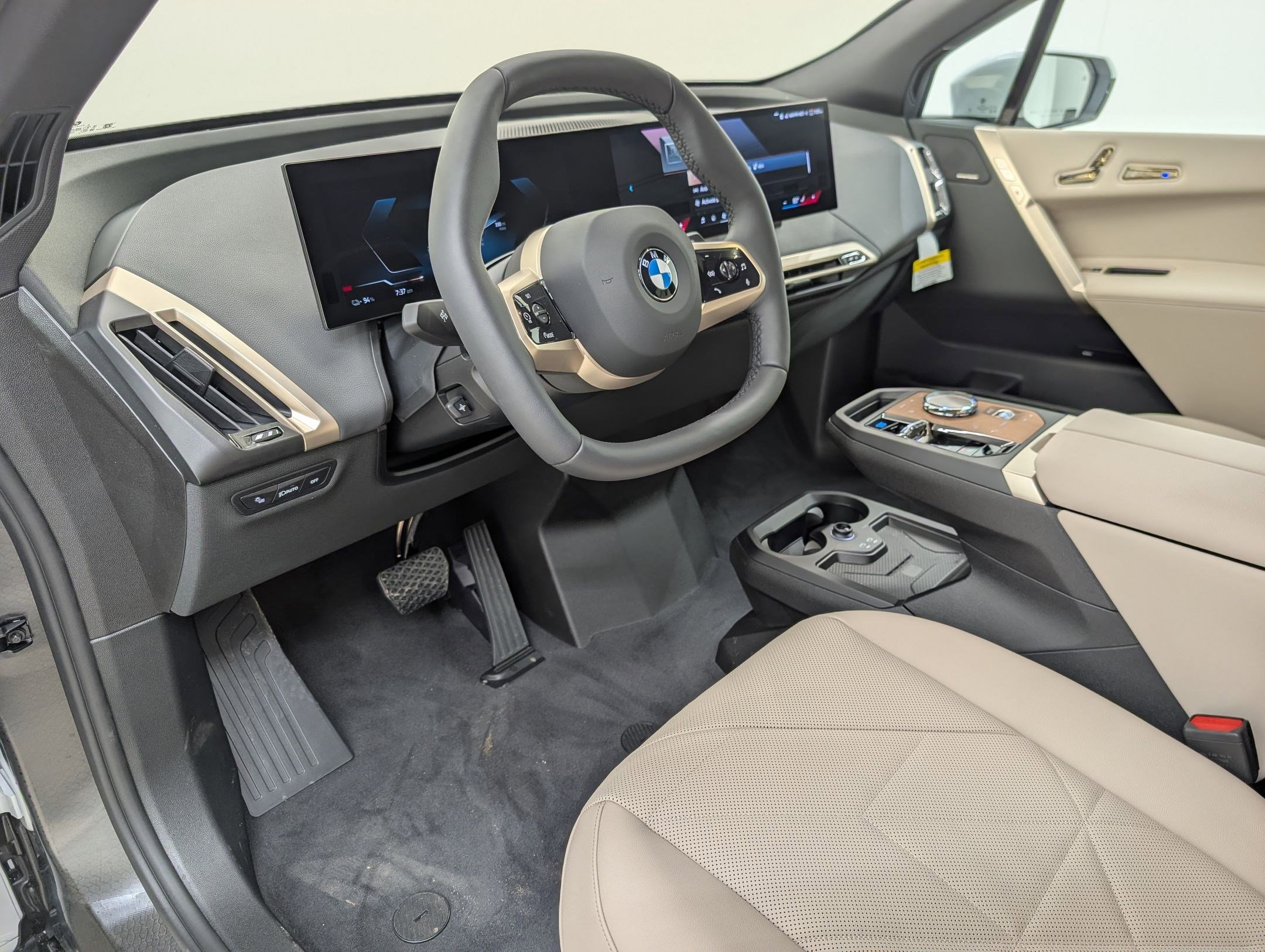 New 2026 BMW iX xDrive45 w/ Executive Package image 4