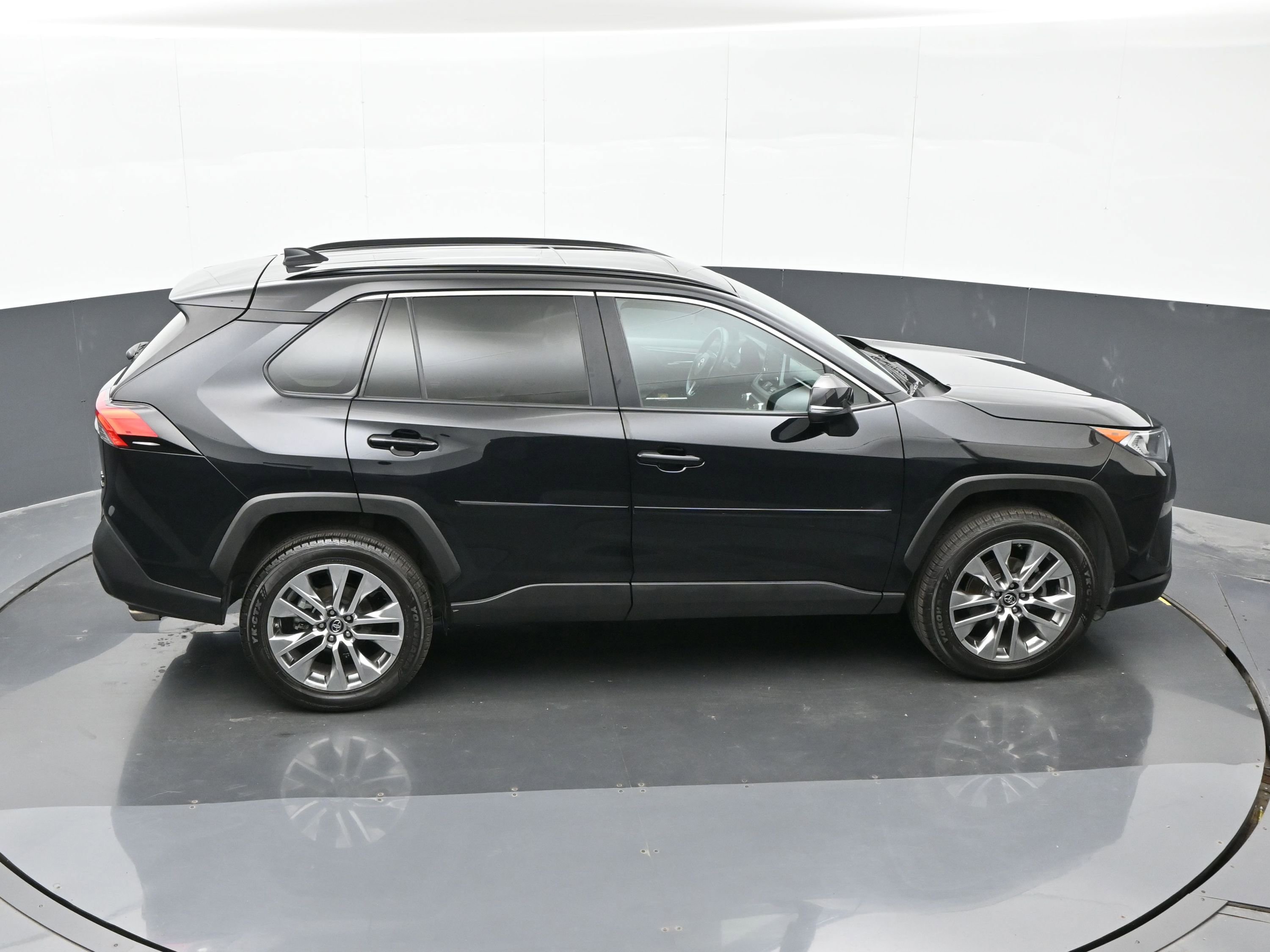 Used 2019 Toyota RAV4 XLE Premium image 37