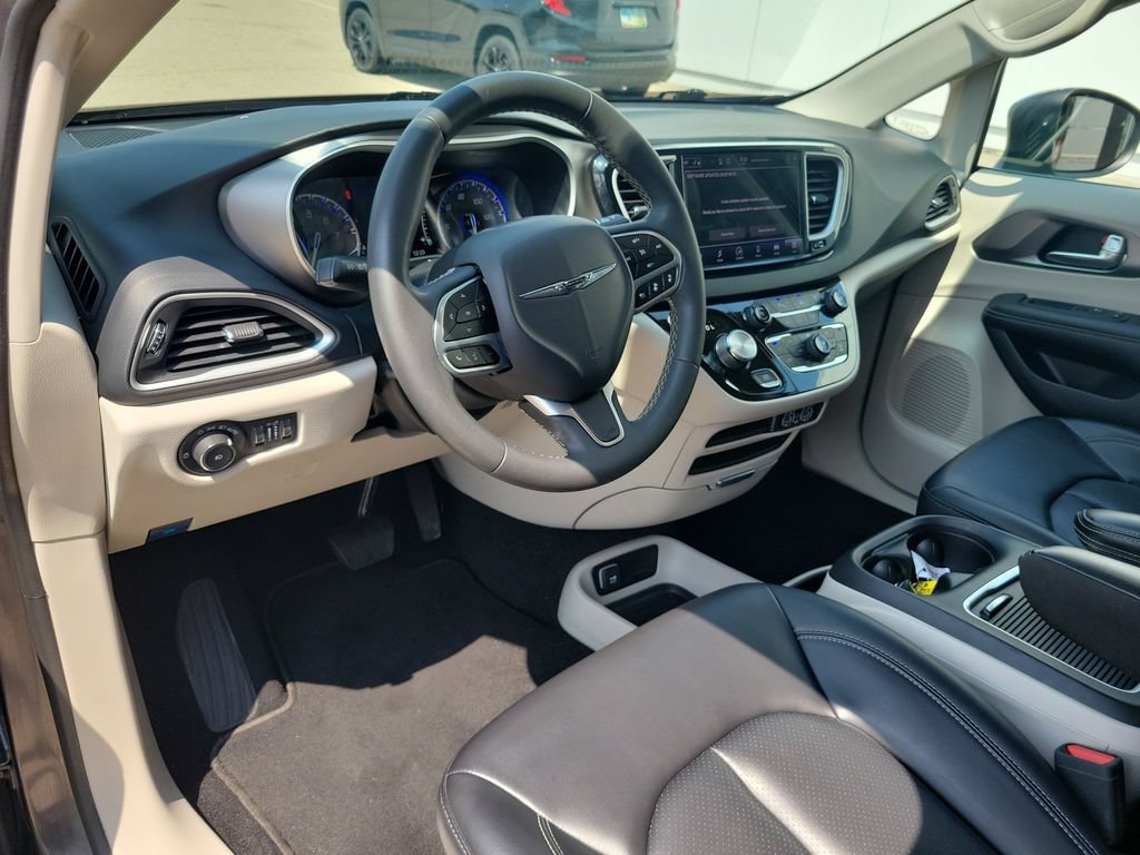 Used 2023 Chrysler Pacifica Touring-L FWD image 19
