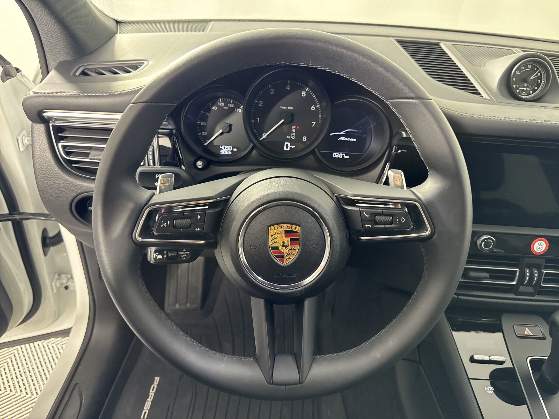 Certified 2025 Porsche Macan image 18