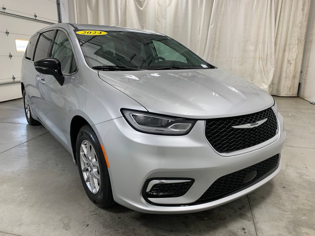 Used 2024 Chrysler Pacifica Touring-L FWD image 14