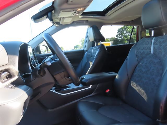 Used 2024 Toyota Highlander LE AWD/4WD image 19