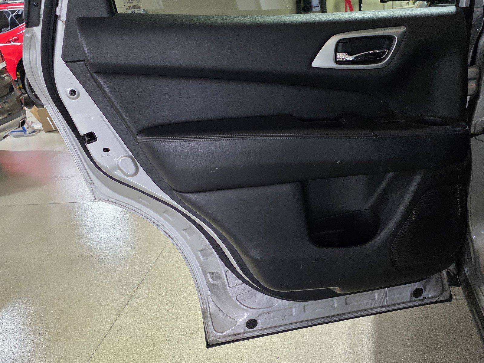 Used 2019 Nissan Pathfinder SL FWD image 10