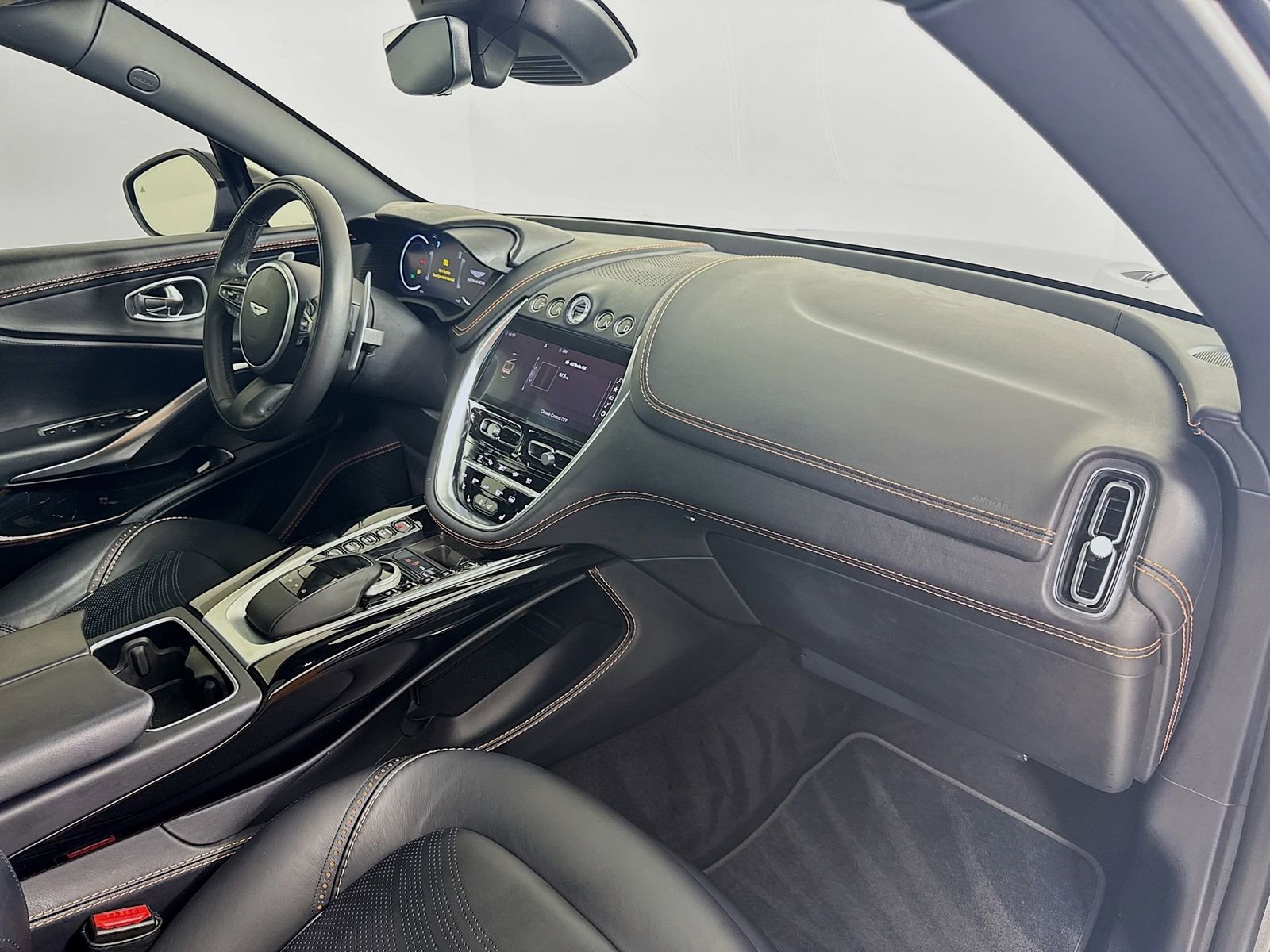Used 2022 Aston Martin DBX image 27