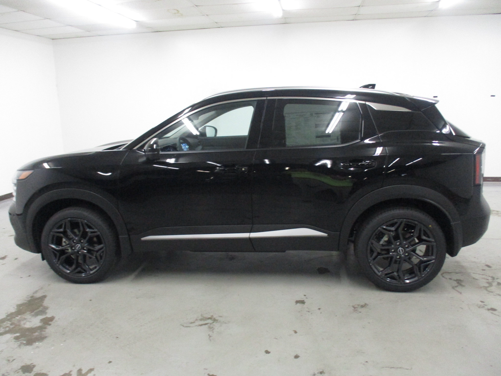 New 2026 Nissan Kicks SR w/ SR Premium Package AWD/4WD image 11