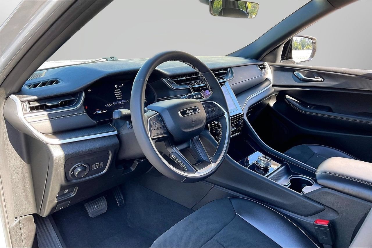 Certified 2025 Jeep Grand Cherokee Altitude AWD/4WD image 18