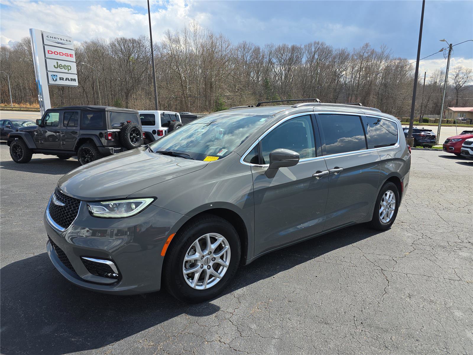 Used 2022 Chrysler Pacifica Touring-L image 8
