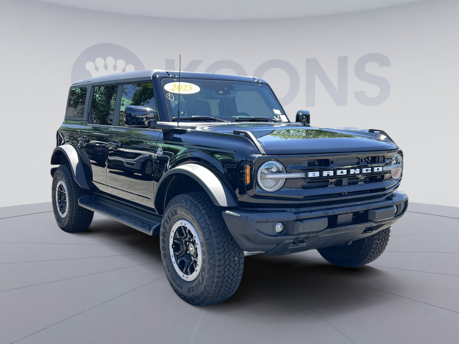 New 2025 Ford Bronco Outer Banks w/ Sasquatch Package AWD/4WD image 2
