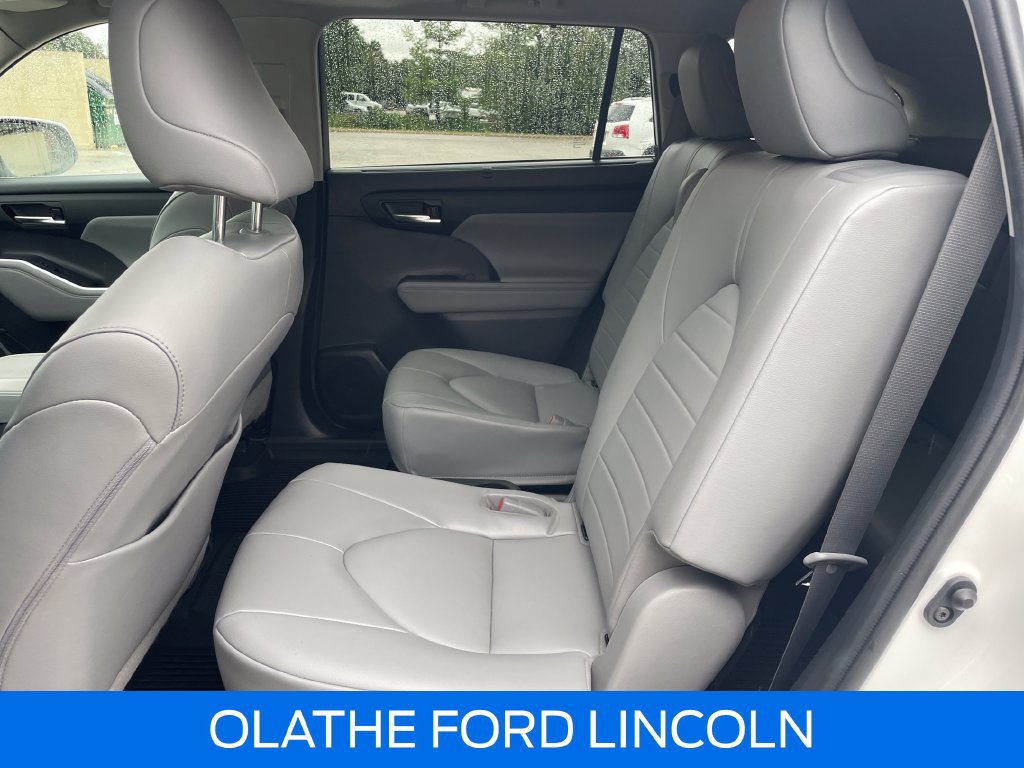 Used 2022 Toyota Highlander XLE AWD/4WD image 25