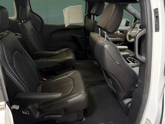 Used 2026 Chrysler Pacifica Select FWD image 15