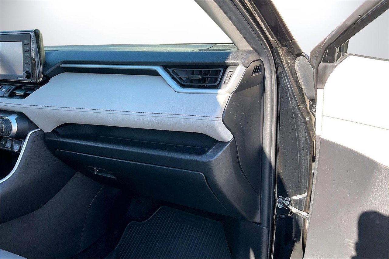 Used 2022 Toyota RAV4 XLE Premium image 20