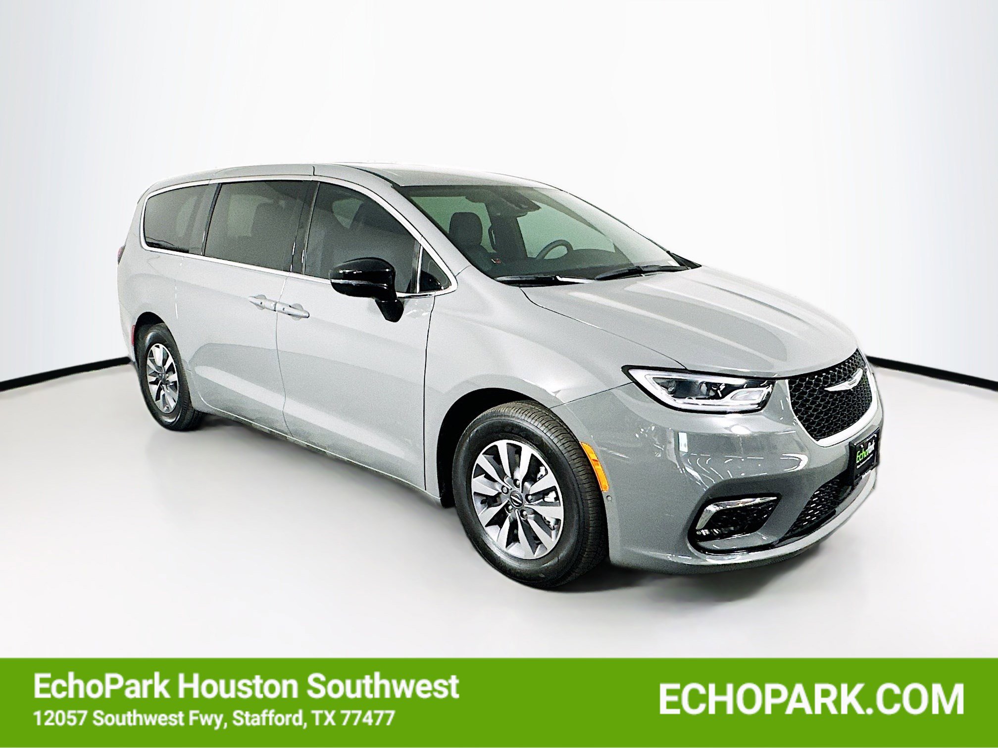 Used 2025 Chrysler Pacifica Select image 1