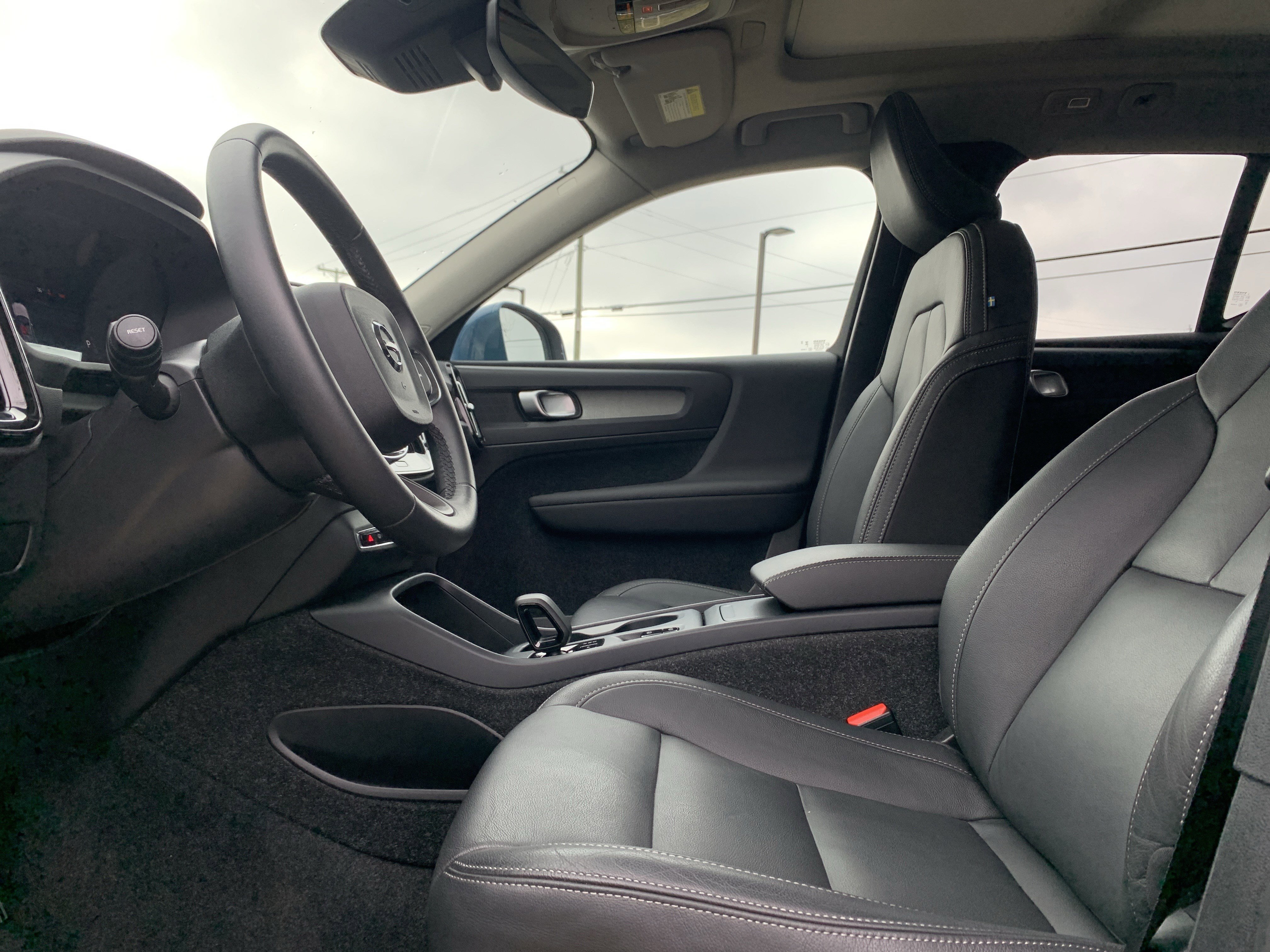 Used 2025 Volvo XC40 B5 Core image 16