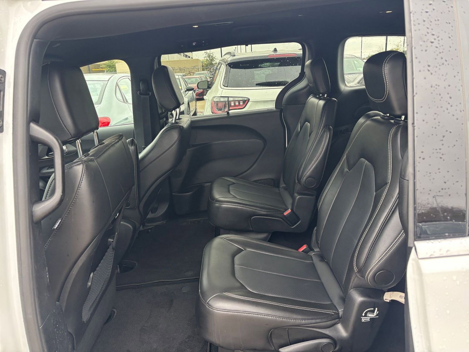 Used 2025 Chrysler Pacifica Select image 28