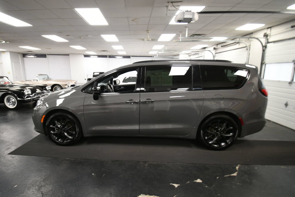 Used 2025 Chrysler Pacifica Limited FWD image 5