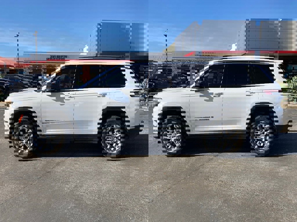 Used 2022 Jeep Grand Cherokee L Laredo w/ Luxury Tech Group I image 8