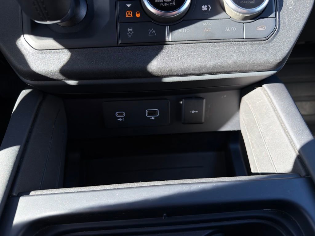 Used 2024 Land Rover Defender 130 X-Dynamic SE image 22