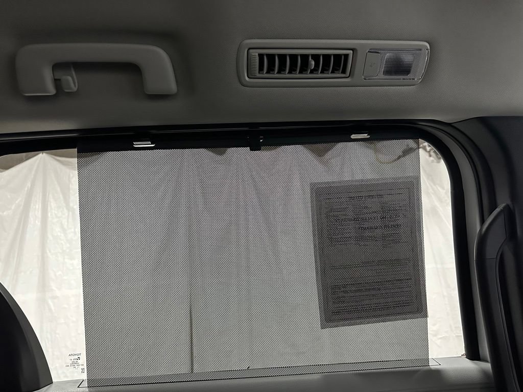 Used 2025 Toyota Sienna LE FWD image 46