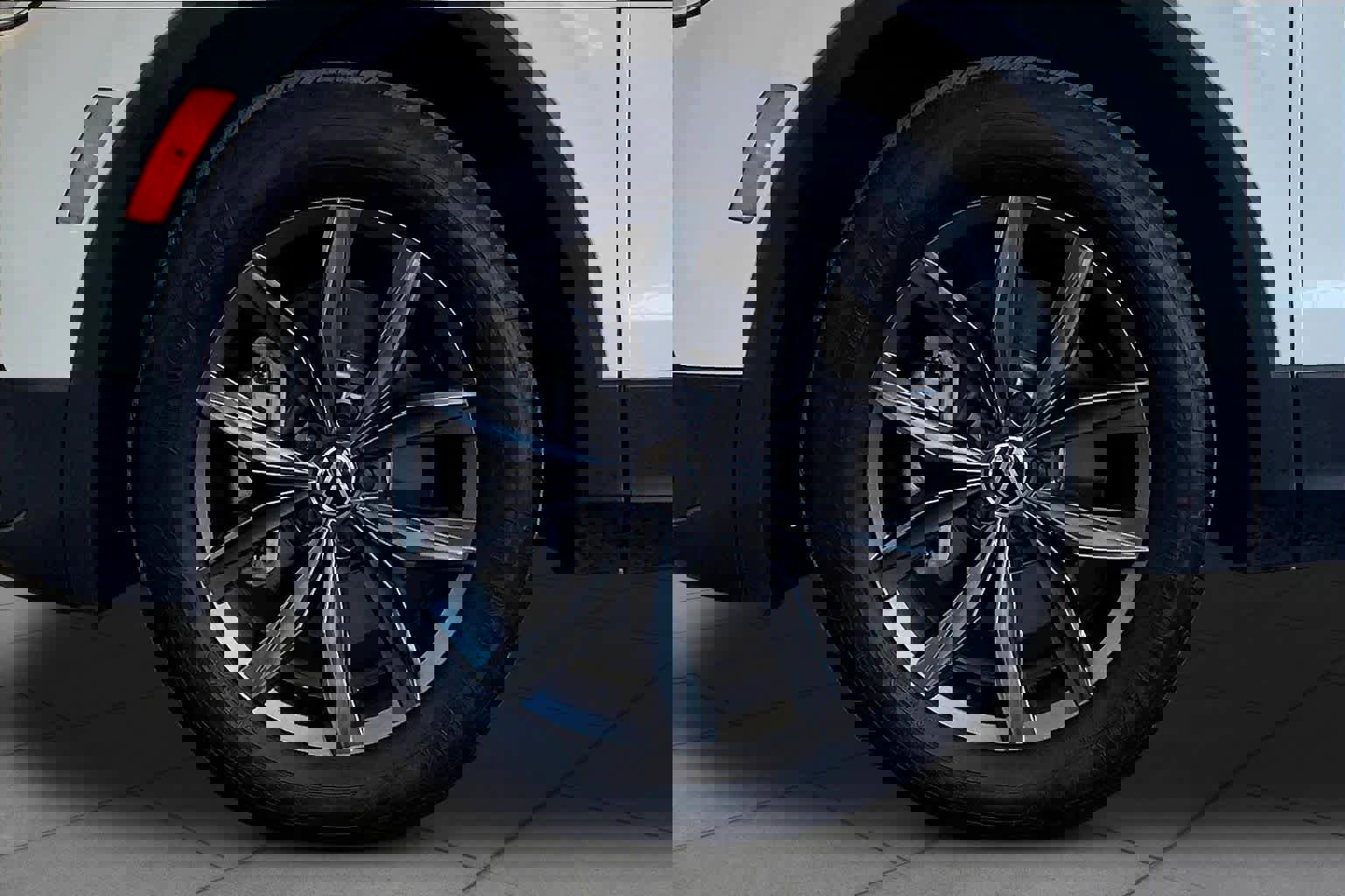 Used 2022 Volkswagen Tiguan SE w/ Panoramic Sunroof Package image 11