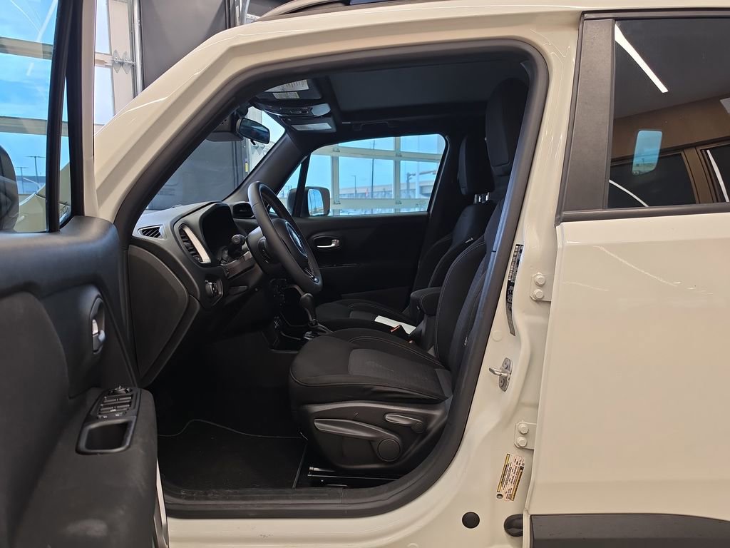 Used 2021 Jeep Renegade Latitude w/ Sun & Sound Group FWD image 14