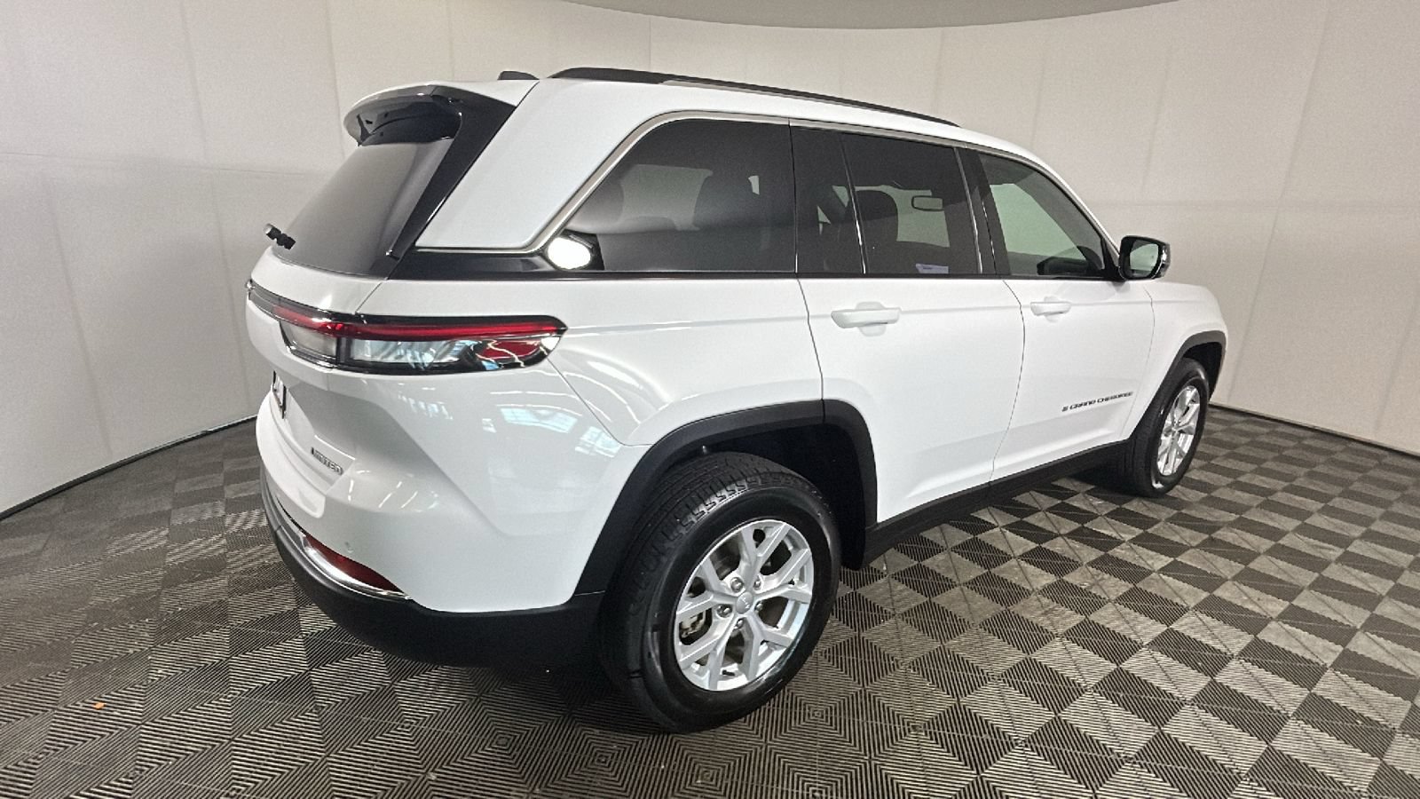 Used 2023 Jeep Grand Cherokee Limited AWD/4WD video 3