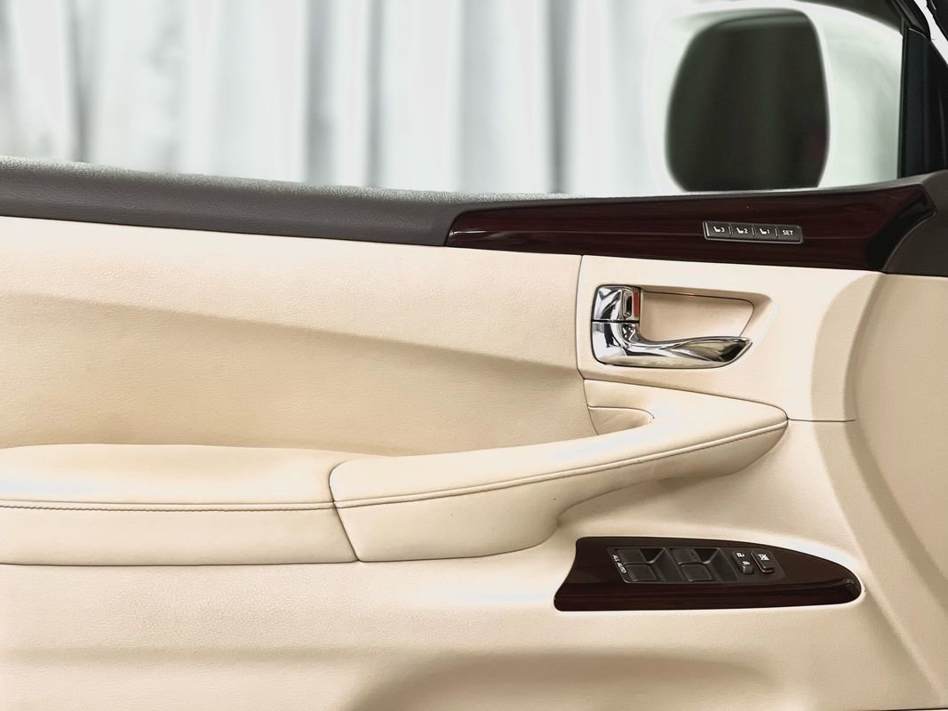 Used 2013 Lexus LX 570 4WD w/ Luxury Pkg image 41