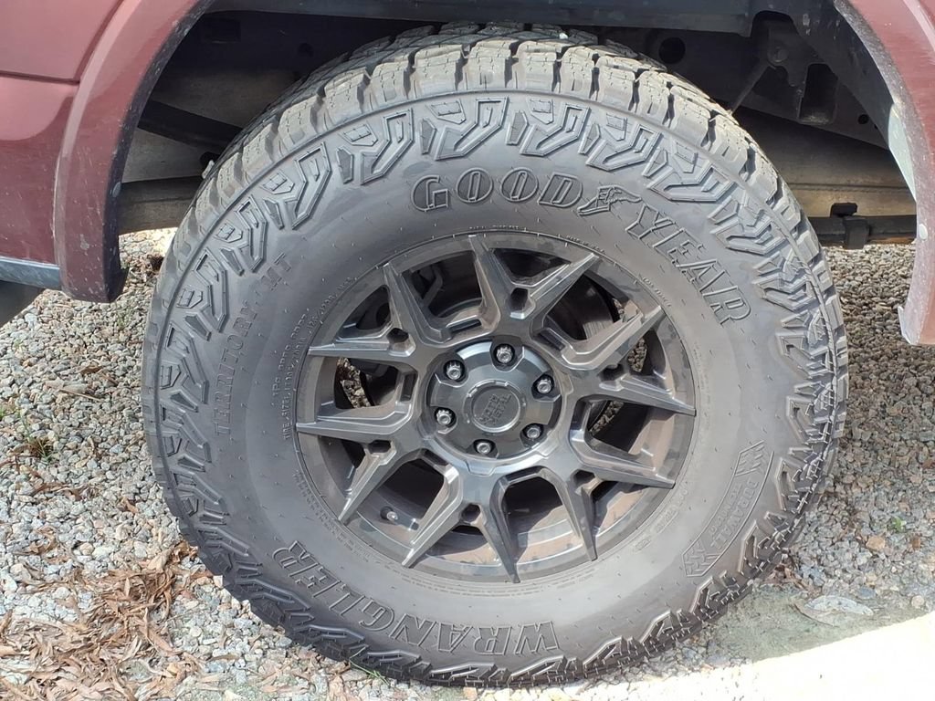 Used 2016 Ford F150 Lariat w/ Equipment Group 502A Luxury AWD/4WD image 11